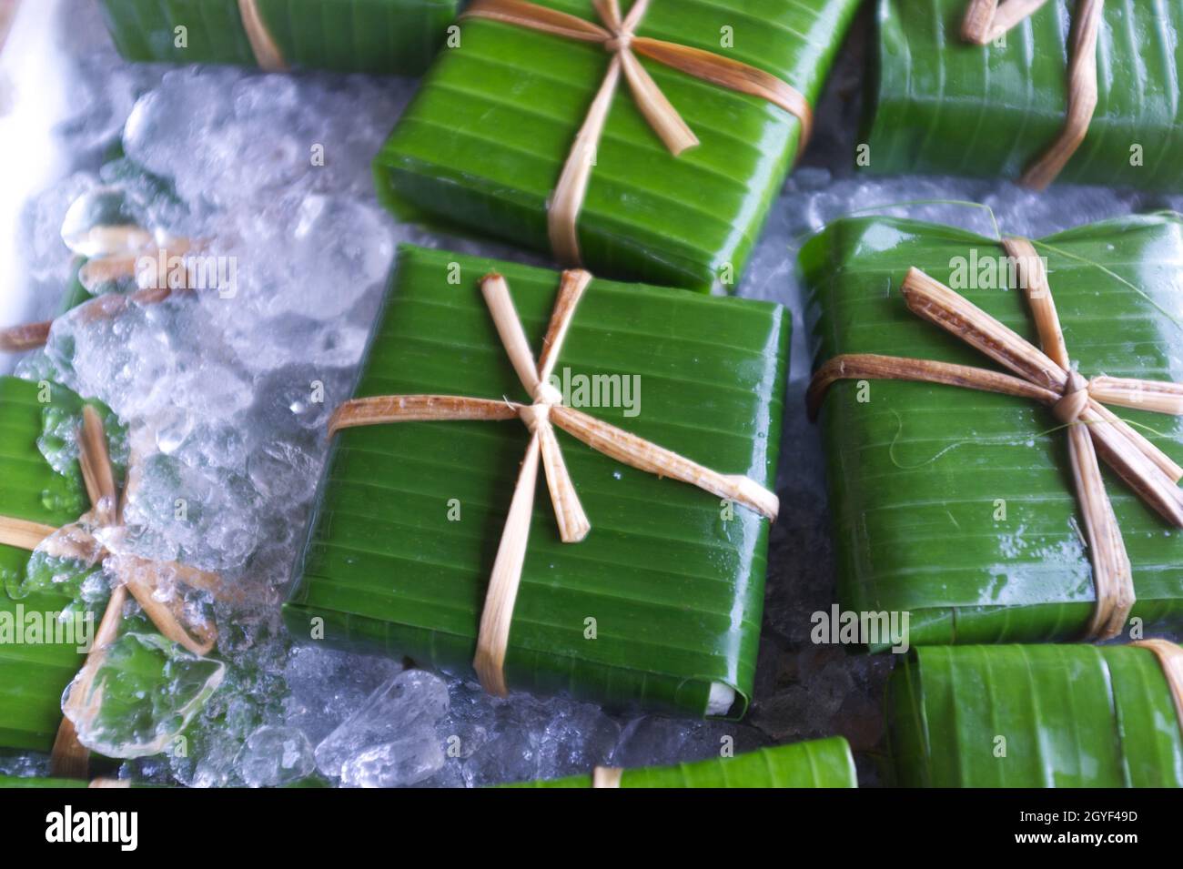Emballage traditionnel de style thaïlandais, tofu fait maison enveloppé dans une feuille de banane avec une corde naturelle Banque D'Images