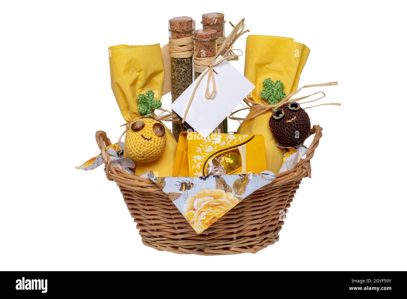 Gros plan d'un panier cadeau avec des mélanges d'épices méditerranéennes composés d'origan, de romarin, de basilic, de thym et de sauge pour sauces, sauces et jus de fruits et c Banque D'Images