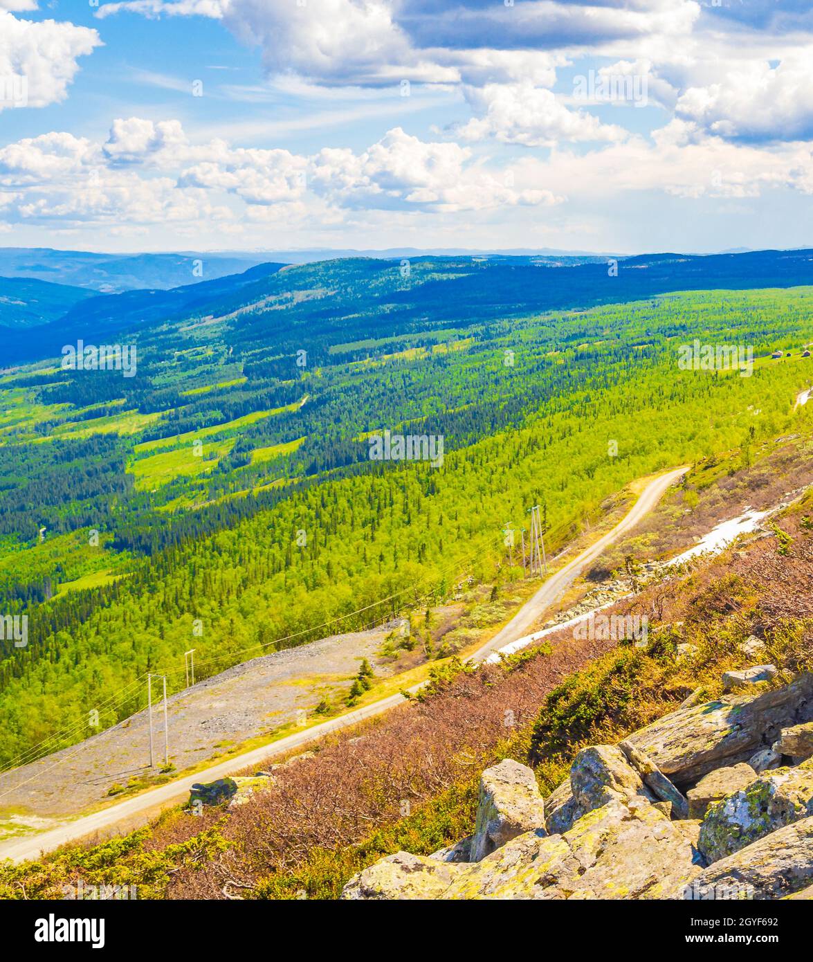 Belle vallée paysage panorama Norvège de Hemsedal avec montagnes colorées en été. Banque D'Images
