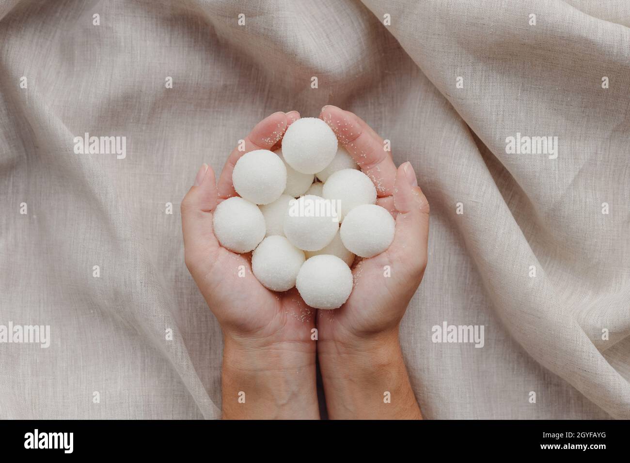 Les mains des femmes tiennent des boules de shampooing naturel ou de sucre à la main solides. Vue de dessus Banque D'Images