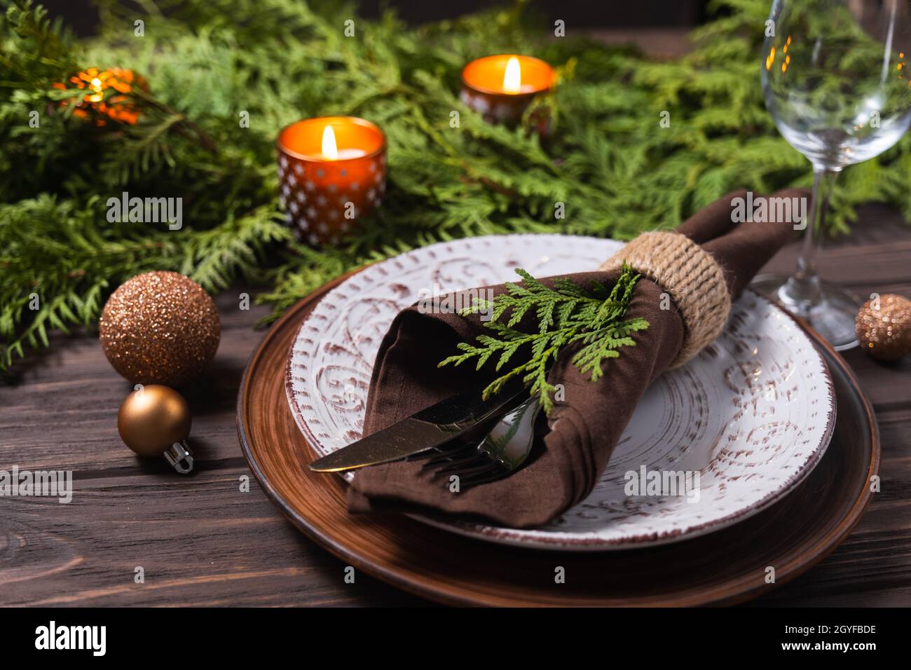 Table festive décorée en hiver.Arrière-plan des fêtes de Noël ou du nouvel an.Ambiance chaleureuse Banque D'Images