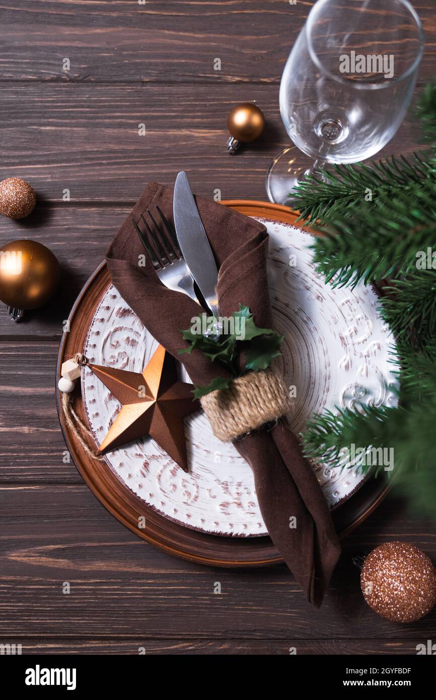 Table de Noël avec décor hivernal sur fond de bois.Vue de dessus, plan d'appartement.Le concept de vacances de Noël ou de nouvel an. Banque D'Images