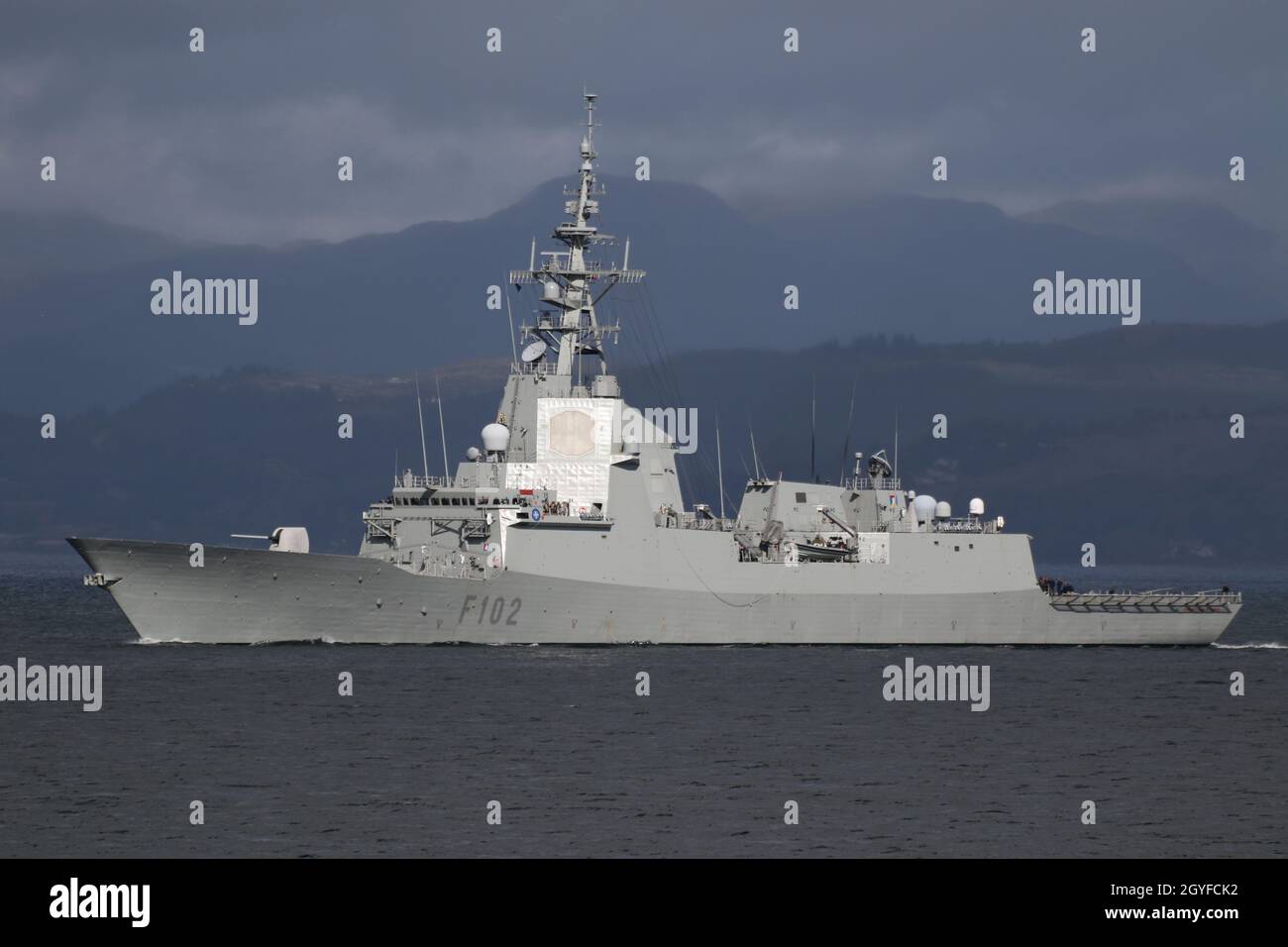 ESPS Almirante Juan de Borbon (F102), une frégate de défense aérienne de classe Alvaro de Bazan (ou F100) exploitée par la Marine espagnole, passant Gourock sur le Firth de Clyde, alors qu'elle se dirige vers les exercices militaires Dynamic Mariner 2021 et joint Warrior 21-2. Banque D'Images