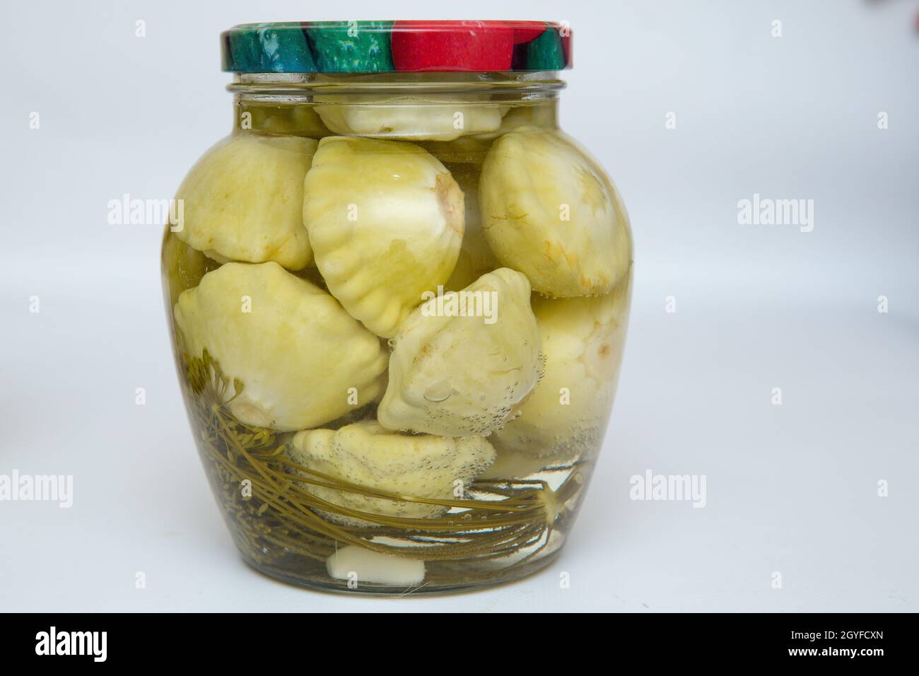 légumes en conserve en pots de verre bocaux isolés sur fond blanc une ressource alimentaire naturelle écologique pour l'hiver. Banque D'Images