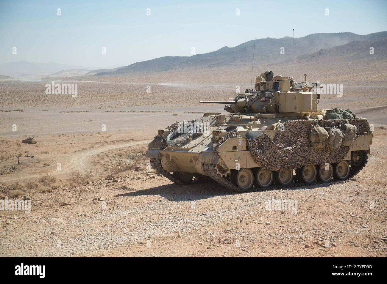 Des soldats du 6e Escadron, du 1er Régiment de cavalerie, de la 1re équipe de combat de la Brigade blindée, de la 1re Division blindée, manœuvrent à travers le Centre national d'entraînement au cours de la rotation d'action décisive 21-10 sur fort Irwin (Californie), le 19 septembre.Des rotations d'action décisives garantissent que les équipes de combat de la Brigade restent polyvalentes, réactives et toujours disponibles pour les imprévus actuels et futurs.Photo de l'armée américaine par la SPC.Kyle Goines, Groupe des opérations, Centre national de formation. Banque D'Images