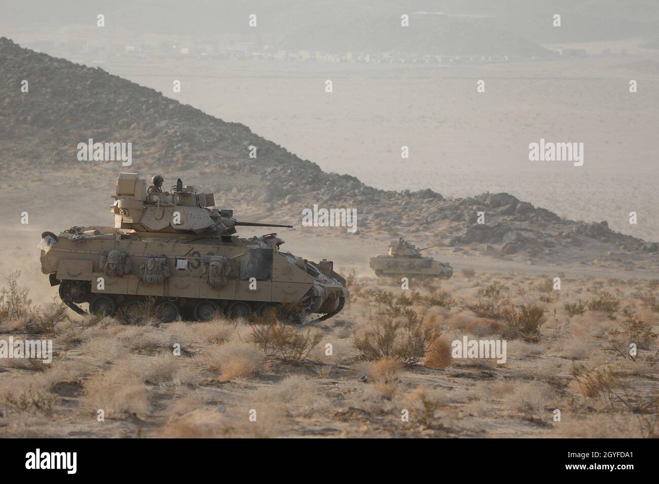 Deux véhicules de combat de l'armée américaine Bradley forment le 4e Bataillon, 70e Régiment blindé, 1re équipe de combat de la Brigade blindée, 1re division blindée, manœuvrent à travers le Centre national d'entraînement lors de la rotation d'action décisive 21-10 à fort Irwin, Californie, le 20 septembre.Les rotations d'action décisives au Centre national d'entraînement garantissent que les équipes de combat de la Brigade restent polyvalentes, réactives et constamment disponibles pour les imprévus actuels et futurs.Photo de l'armée américaine par le Cpl.Gosselin Ryan, Groupe des opérations, Centre national de formation. Banque D'Images