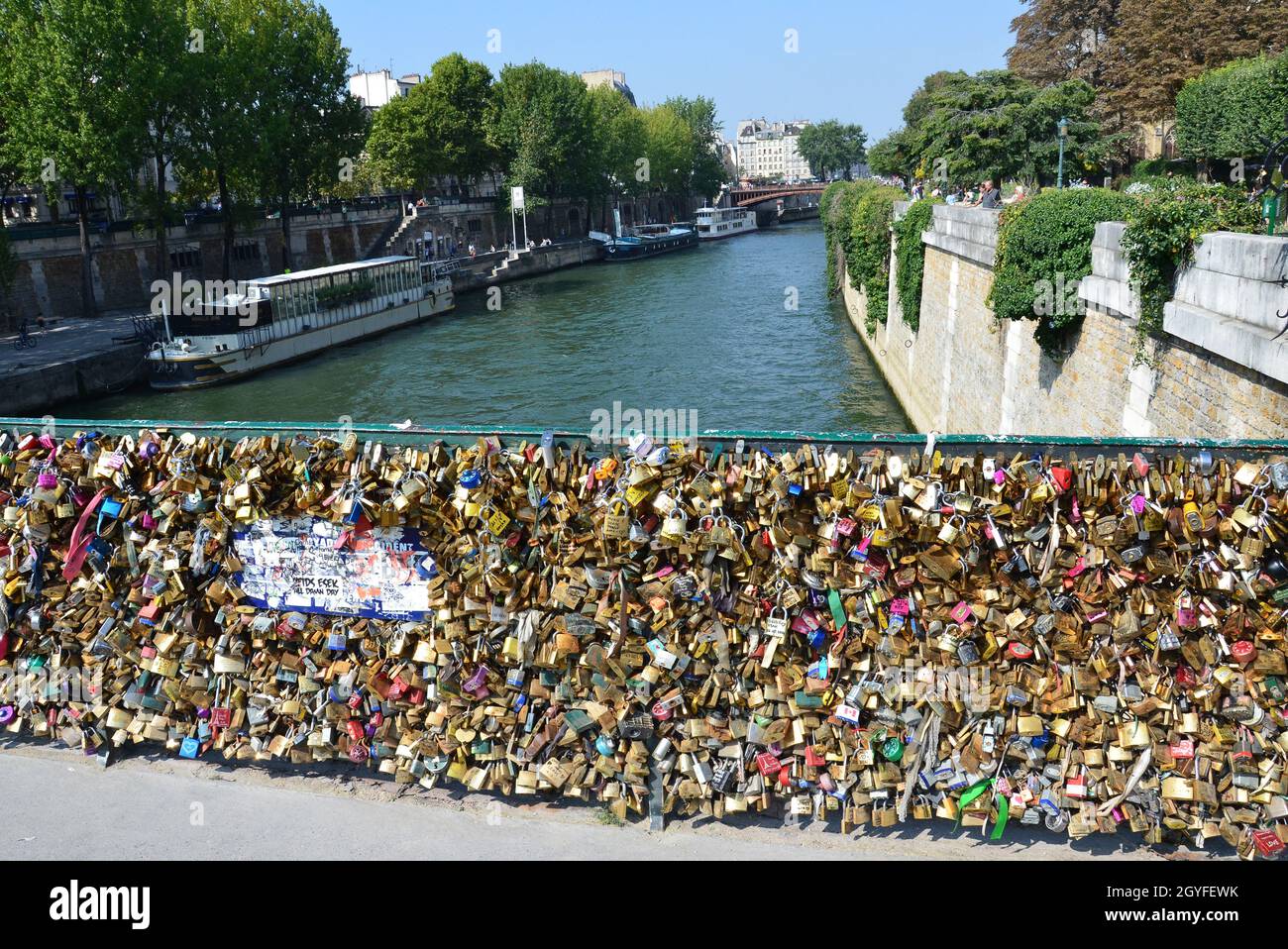 Paris - Pont de l'Archeveche (Pont de l'Archevêque) recouvert de cadenas d'amour.Le Pont de l'Archeveche est le pont routier le plus étroit de Paris Banque D'Images