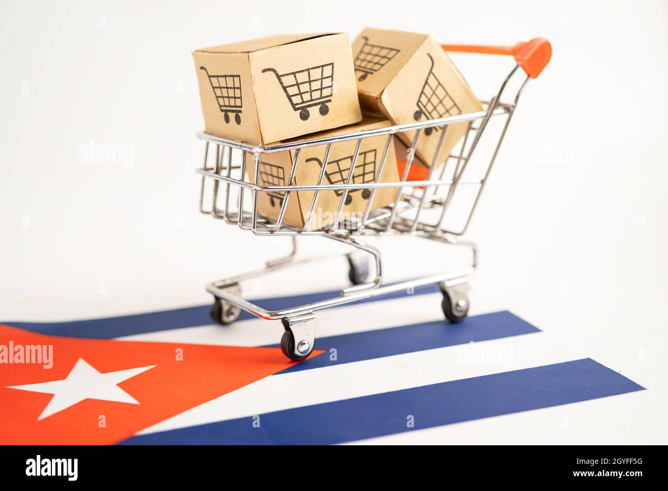 Boîte avec le logo du panier et le drapeau de Cuba, Import Export Shopping en ligne ou eCommerce service de livraison de financement magasin d'expédition de produit, commerce, fournisseur Banque D'Images