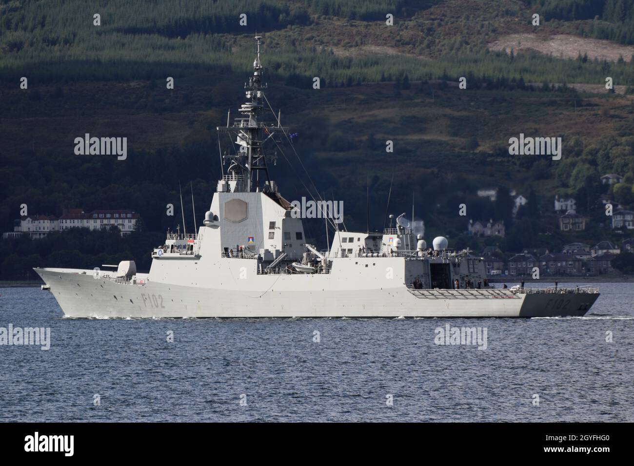 ESPS Almirante Juan de Borbon (F102), une frégate de défense aérienne de classe Alvaro de Bazan (ou F100) exploitée par la Marine espagnole, passant Gourock sur le Firth de Clyde, alors qu'elle se dirige vers les exercices militaires Dynamic Mariner 2021 et joint Warrior 21-2. Banque D'Images