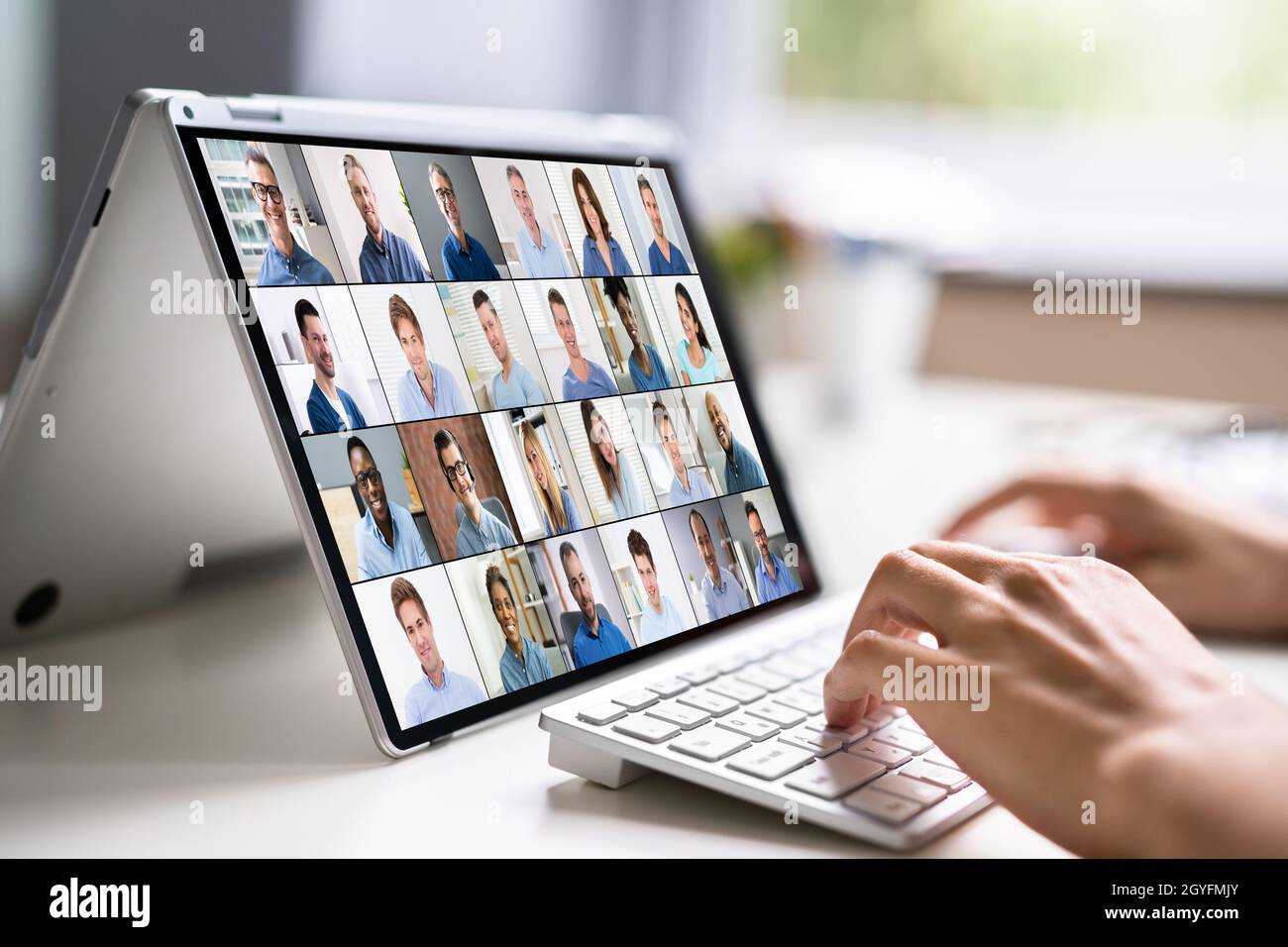 Appel de visioconférence virtuelle sur une tablette numérique hybride Banque D'Images