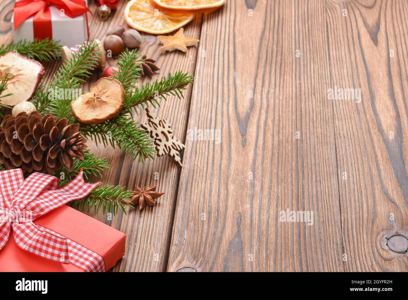 Arrière-plan de Noël de branches de sapin, jouets et éco-décorations sur une table en bois.Design naturel des fêtes du nouvel an.Carte de vœux pour Christma Banque D'Images