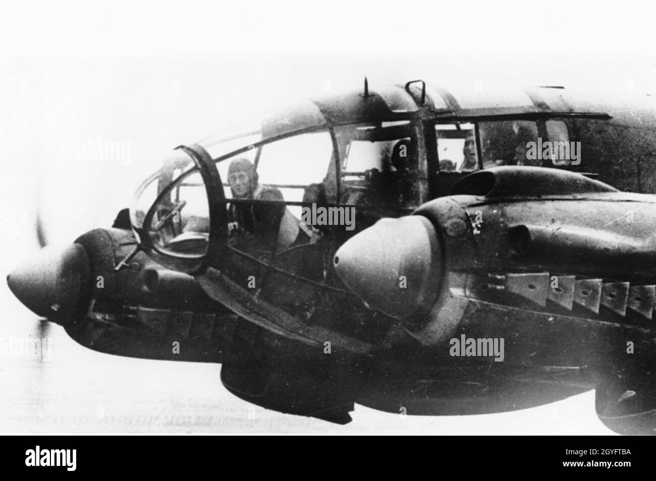 L'équipage à l'intérieur d'un bombardier Heinkel HE-111. Banque D'Images