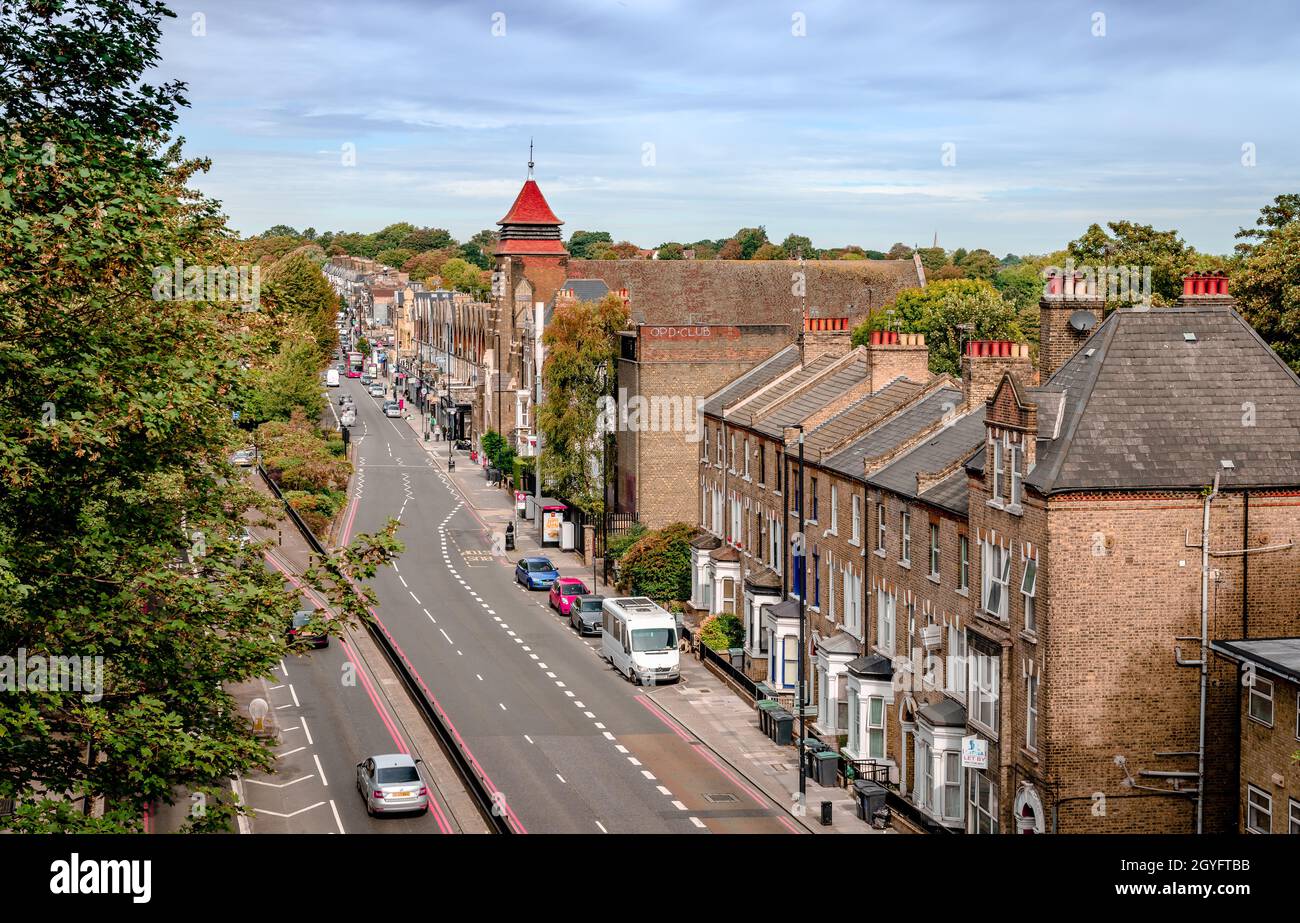 Vue sur la route A1 aka Archway à Highgate, Londres, vue depuis le pont Hornsey LN.Le clocher de l'église de Saint Augustin est en arrière-plan. Banque D'Images