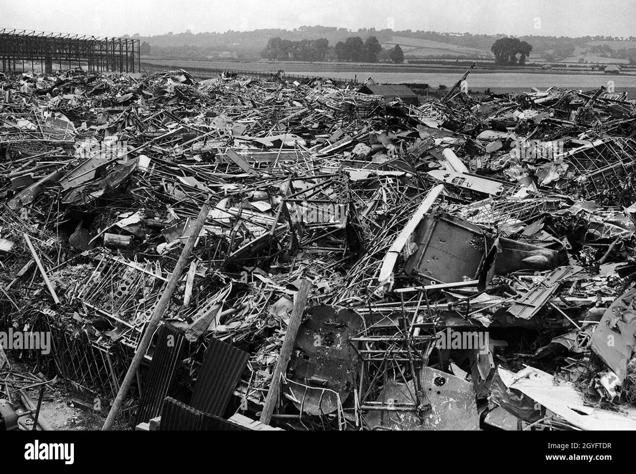 Débris d'aluminium provenant d'avions allemands détruits pendant le Blitz pour recyclage, Angleterre 1940 Banque D'Images