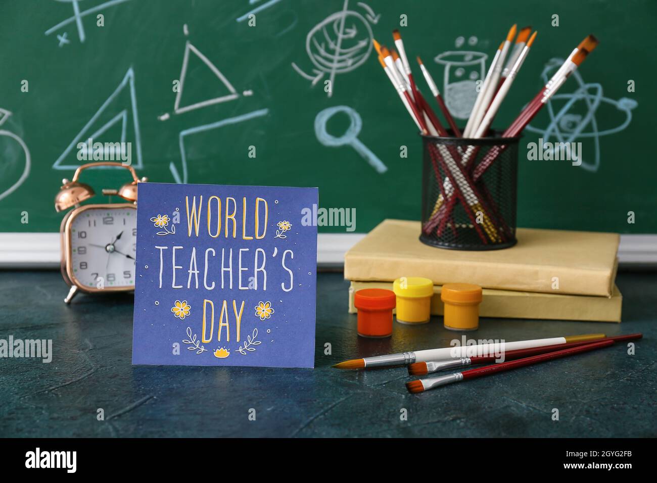 Carte de vœux pour la journée de l'enseignant et papeterie sur table en classe Banque D'Images