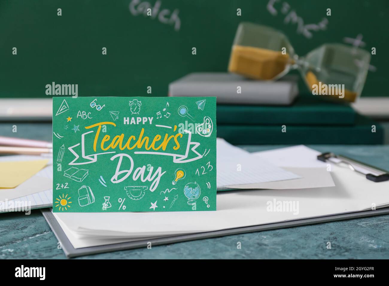 Carte de vœux pour la journée de l'enseignant sur table en classe Banque D'Images