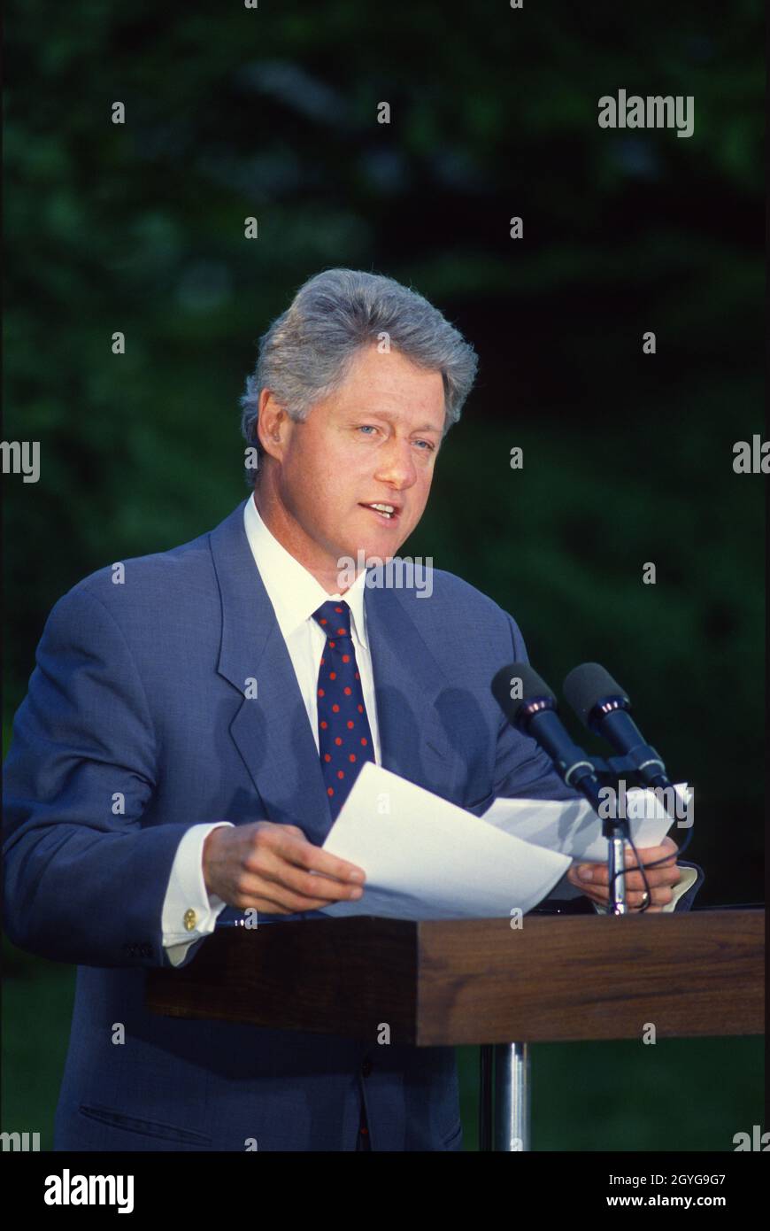 Washington, États-Unis d'Amérique.07e octobre 2021.Le président des États-Unis, Bill Clinton, fait des remarques au nom du juge en chef de la Cour d'appel des États-Unis pour le premier circuit, Stephen G. Breyer,En tant que juge associé de la Cour suprême des États-Unis pour remplacer le juge sortant Harry Blackmun dans une cérémonie dans le jardin des roses de la Maison Blanche à Washington, DC le 13 mai 1994.Credit: Ron Sachs/CNP photo via Credit: Newscom/Alay Live News Banque D'Images