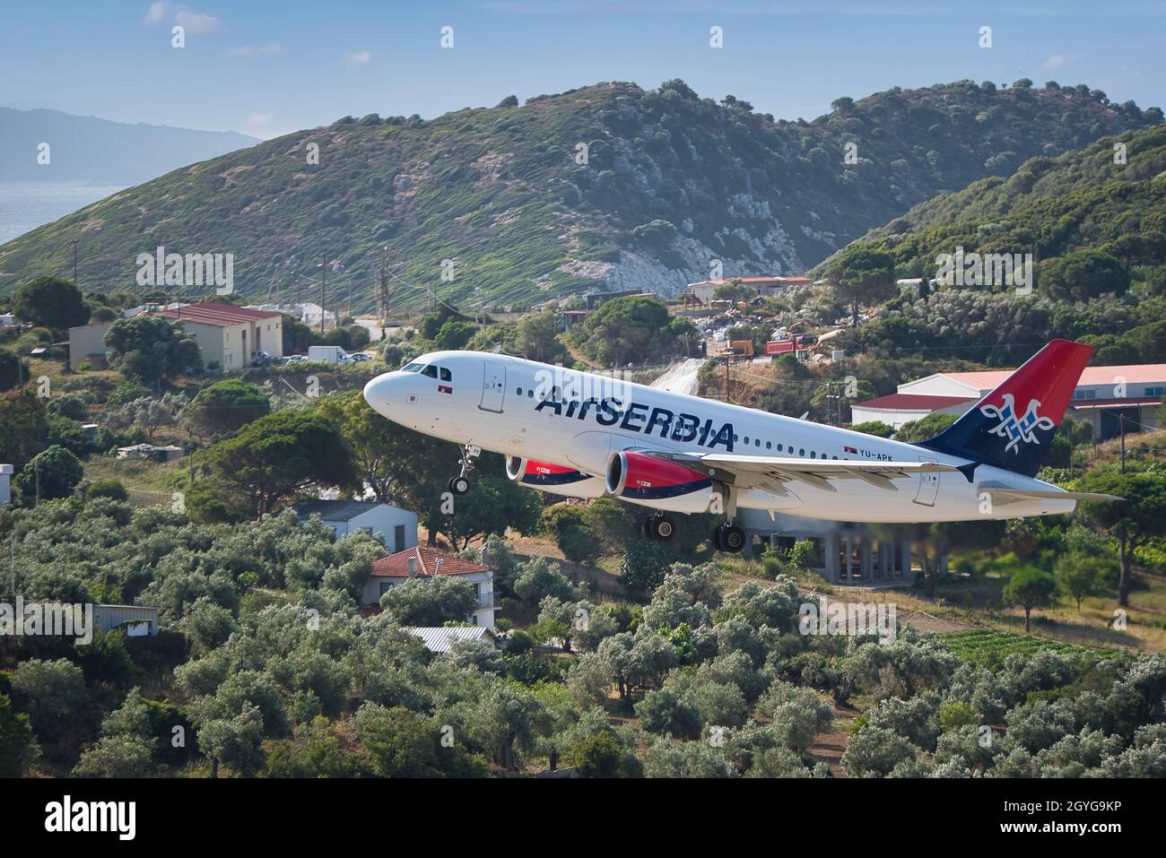 Atterrissage et décollage difficiles à l'aéroport dangereux de Skiathos Banque D'Images