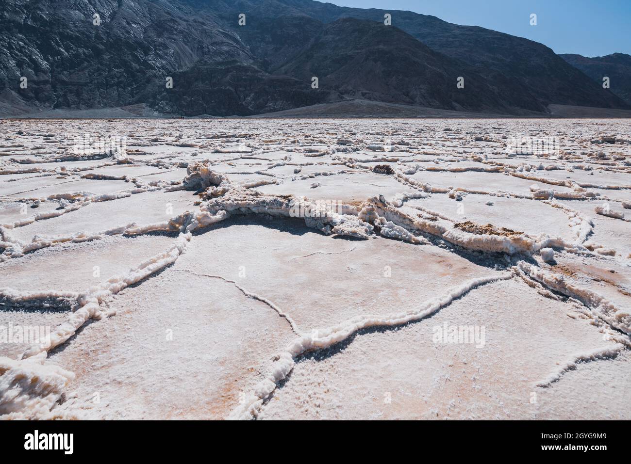 Des salines, des plaques de sel en dessous du niveau de la mer, et des montagnes noires, parc national de la Vallée de la mort, Californie Banque D'Images