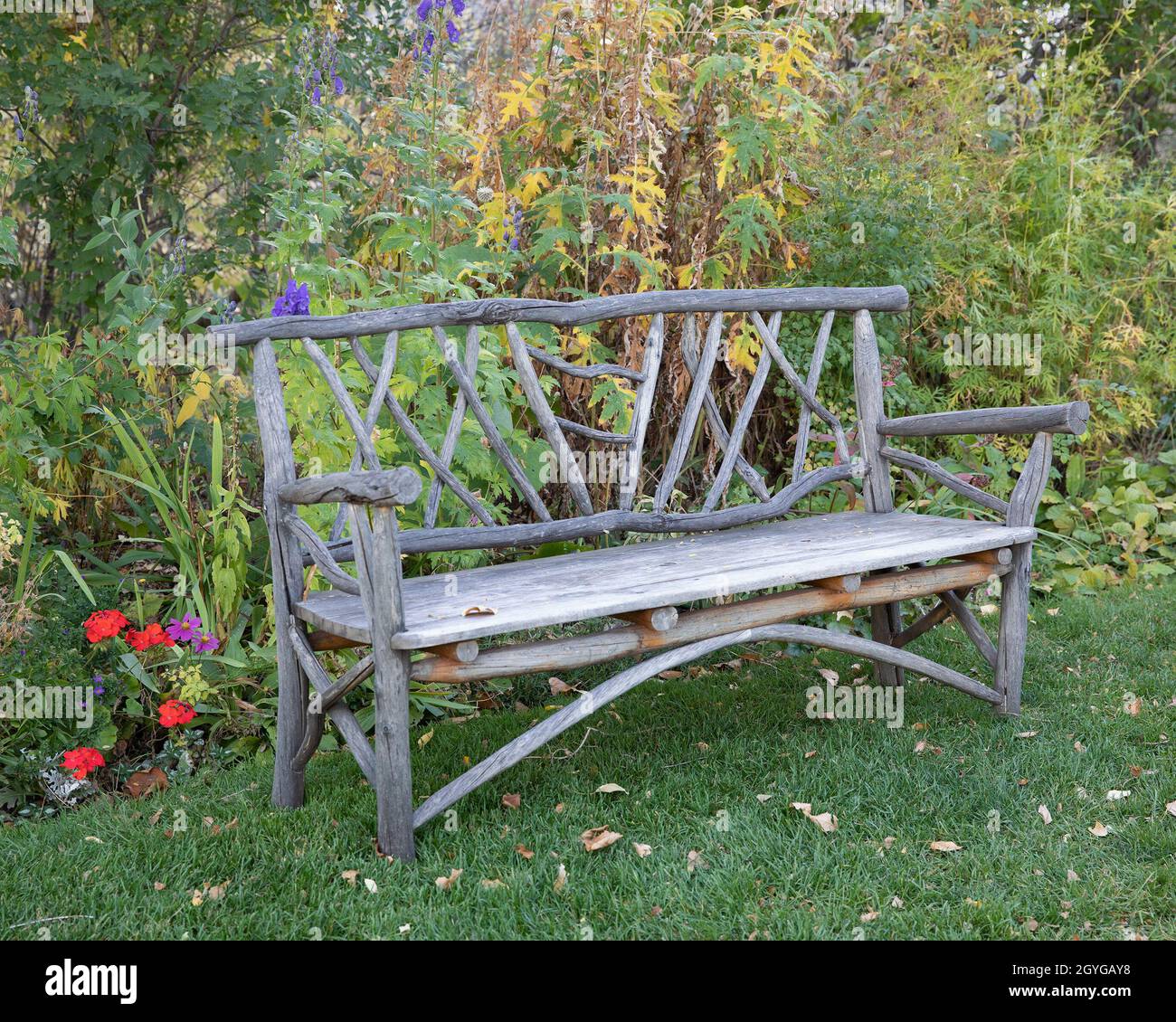 Banc en bois rustique dans un jardin d'automne au parc historique Reader Rock Garden, un lieu historique provincial et national désigné à Calgary, Banque D'Images