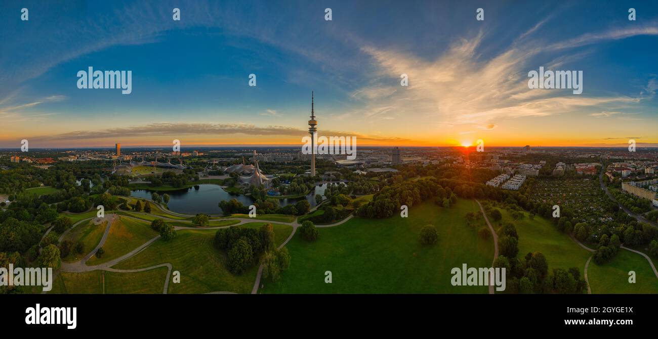 Lever du soleil sur Munich.Une image authentique de la capitale bavaroise le matin avec un beau lever de soleil. Banque D'Images