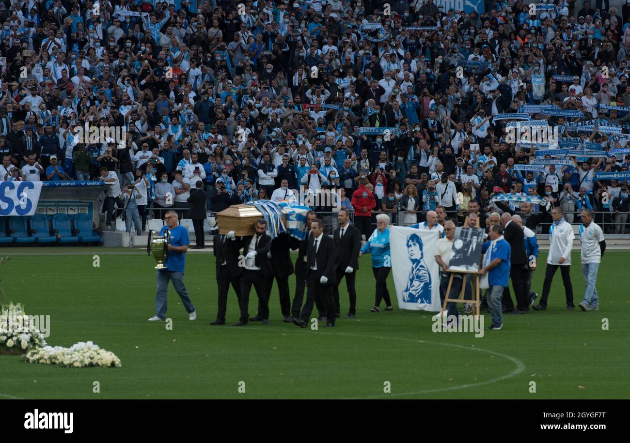 Les pallbearers tiennent le cercueil de Bernard Tapie lorsqu'ils arrivent  au stade Velodrome, en hommage à Bernard Tapie, ancien propriétaire du club  de football Olympique Marseille (OM) à Marseille, dans le sud-est