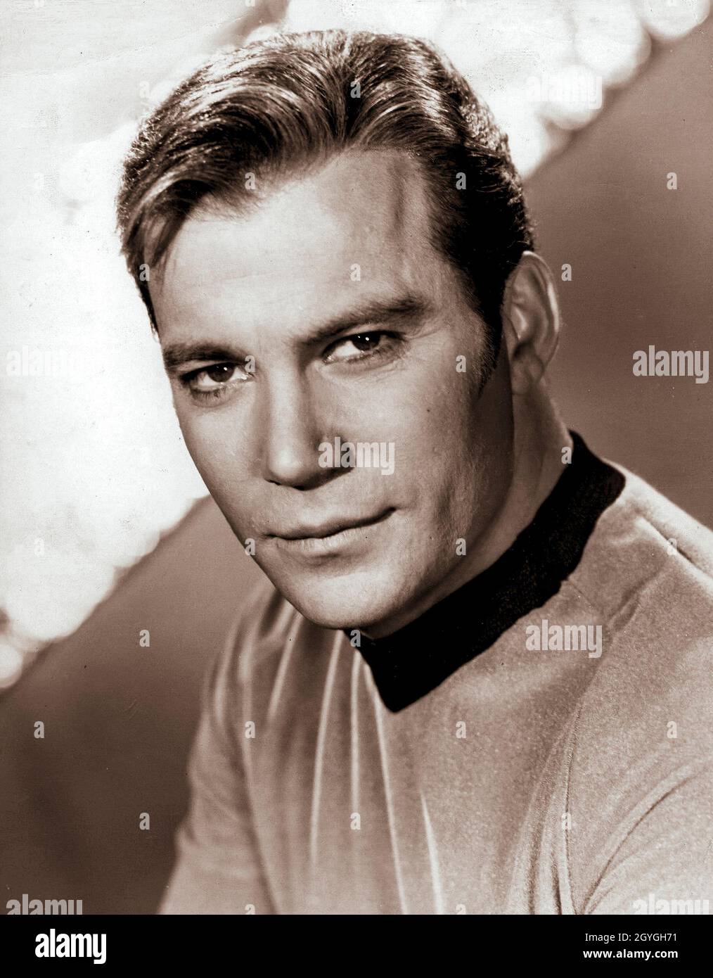 William Shatner en tant que capitaine Kirk de Star Trek.William Shatner OC (né le 22 mars 1931) est un acteur, auteur, producteur, réalisateur, scénariste canadien,et chanteur.Au cours de ses sept décennies d'action, il est devenu une icône culturelle pour sa représentation du capitaine James T. Kirk de l'USS Enterprise dans la franchise Star Trek.Il a écrit une série de livres retraçant ses expériences de jeu de capitaine Kirk, faisant partie de Star Trek, et la vie après Star Trek. Banque D'Images