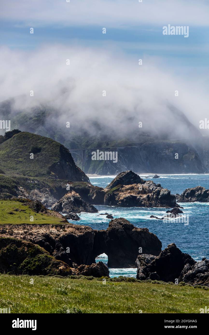Le brouillard enveloppe les montagnes côtières le long de LA GRANDE CÔTE DE CALIFORNIE. Banque D'Images