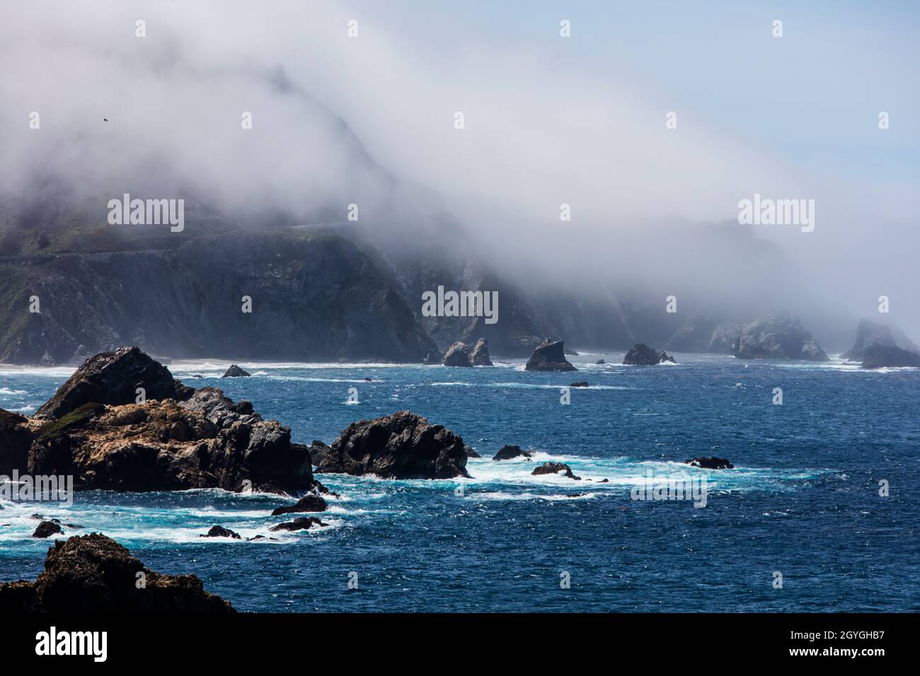 Le brouillard enveloppe les montagnes côtières le long de LA GRANDE CÔTE DE CALIFORNIE. Banque D'Images