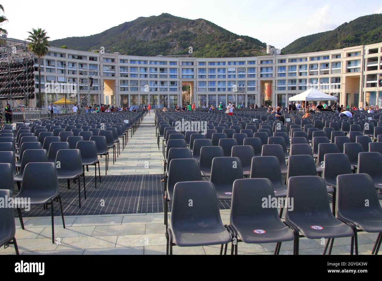 Les chaises de la Piazza Libertà sont prêtes à accueillir les fidèles et les religieux lors de la célébration de la Sainte Messe du patron saint Matthieu. Banque D'Images