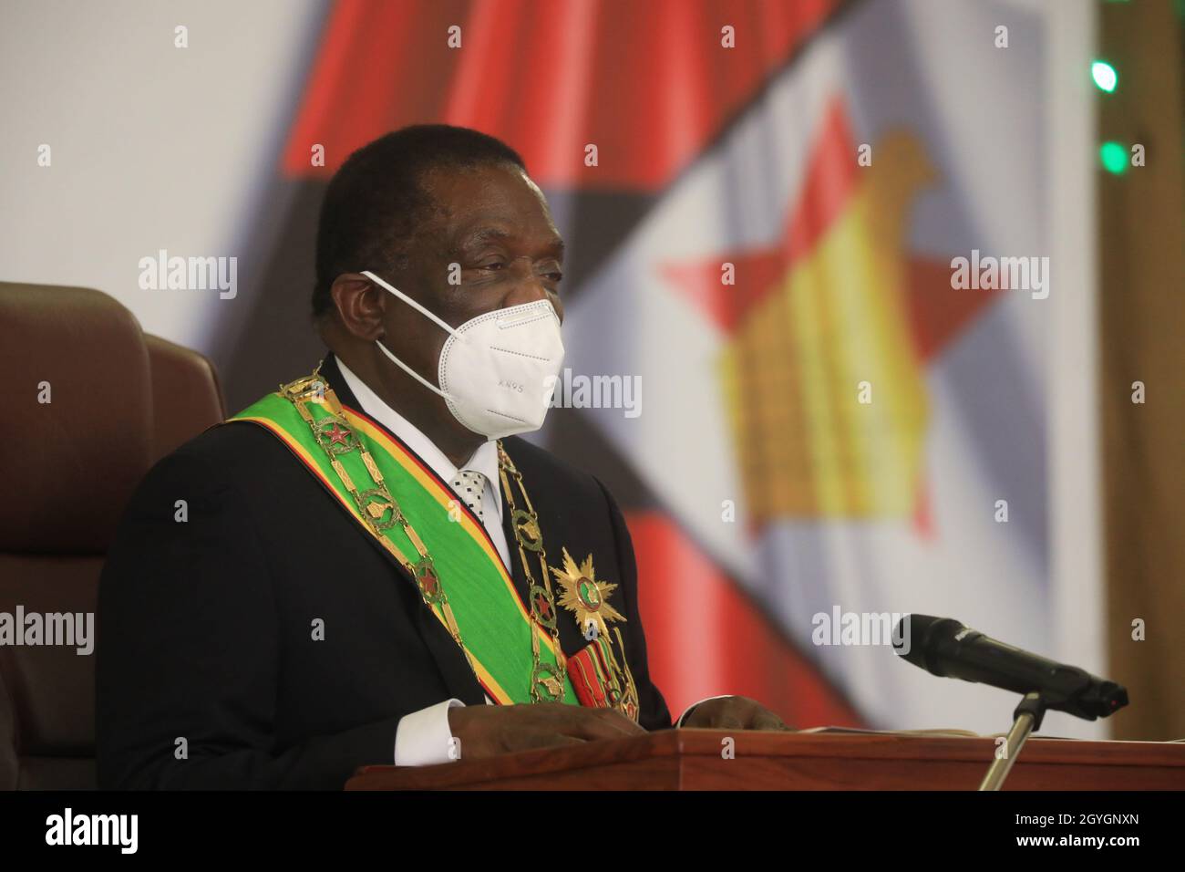 Harare, Zimbabwe.7 octobre 2021.Le Président zimbabwéen Emmerson Mnangagwa présente le discours sur l'état de la nation (SONA) à la Maison d'État de Harare, au Zimbabwe, le 7 octobre 2021.Mnangagwa a présenté jeudi la SONA, qui a également marqué l'ouverture de la quatrième session de la neuvième législature du Zimbabwe.TO GO AVEC 'Roundup: Le président du Zimbabwe fixe l'ordre du jour législatif en fonction des perspectives de croissance' Credit: Wanda/Xinhua/Alamy Live News Banque D'Images