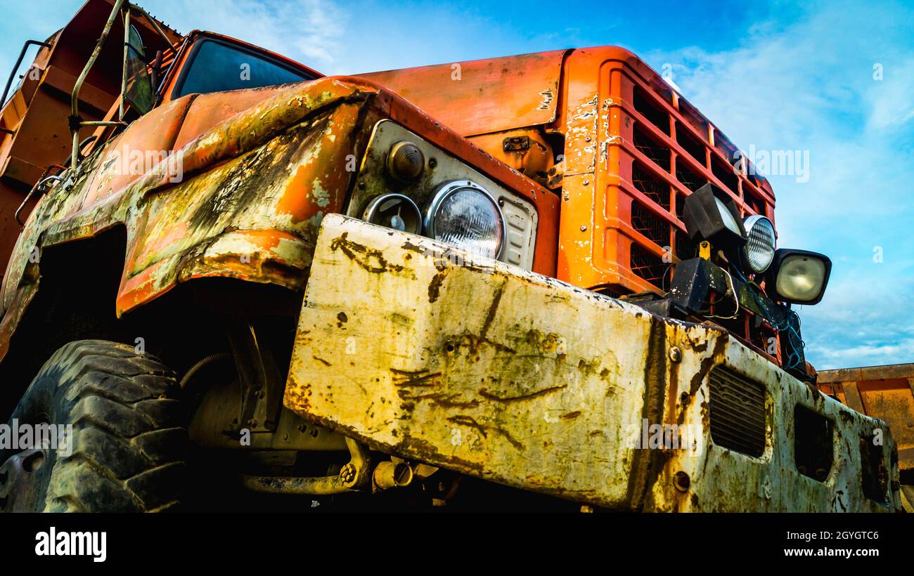 Vieux camion rouillé cassé dans le jardin Banque D'Images