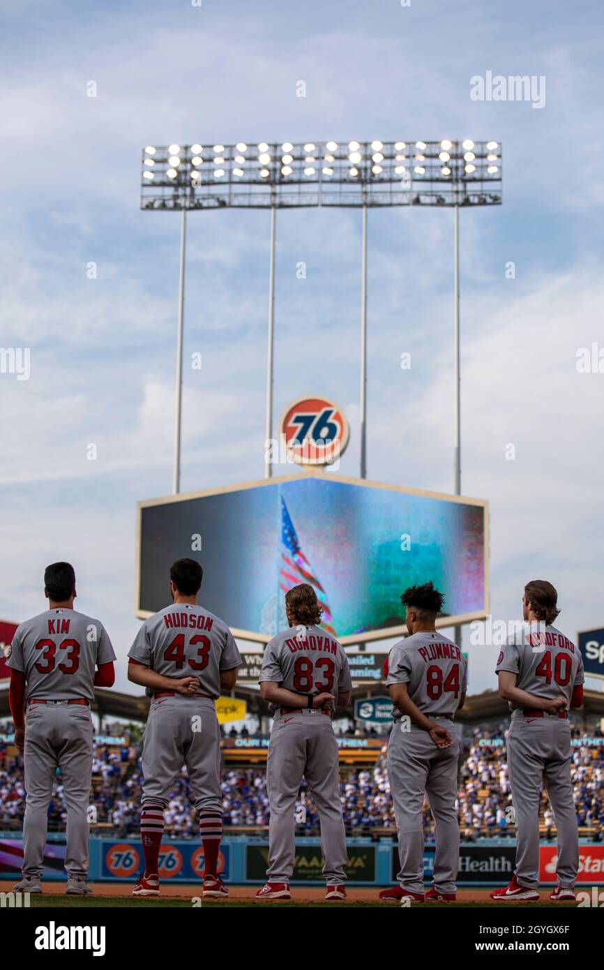 Les joueurs des Cardinals de St. Louis se tiennent sur le terrain pour l'hymne national avant un match de la MLB National League Wild Card contre les Dodgers de Los Angeles, Banque D'Images