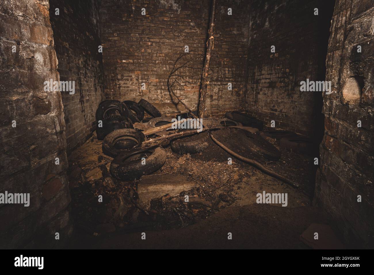 Un ancien raid aérien abandonné abrite une cave en grès et un bunker avec des lampes à thé au fond de la forêt Banque D'Images