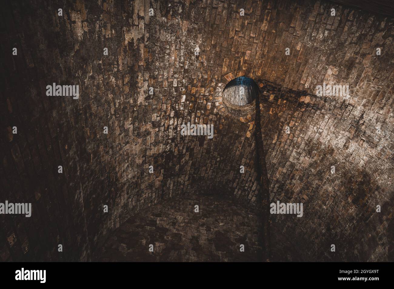 Un ancien raid aérien abandonné abrite une cave en grès et un bunker avec des lampes à thé au fond de la forêt Banque D'Images