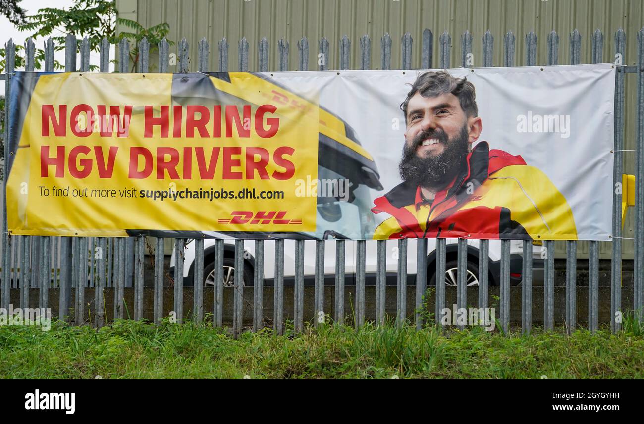 Une publicité pour les conducteurs HGV est affichée dans un bâtiment DHL à Reading, Berkshire.Date de la photo: Jeudi 7 octobre 2021. Banque D'Images