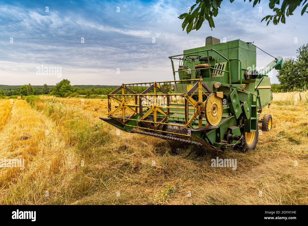 Ancienne moissonneuse-batteuse verte machine agricole. Concept agricole Banque D'Images