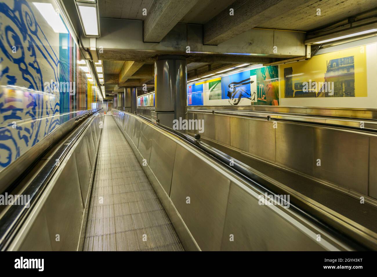 BELGIQUE, BRUXELLES, PENTAGONE, PASSAGE MOBILE ENTRE LE MÉTRO ET LE PRÉMÉTRO, STATION DE BROUCKERE Banque D'Images