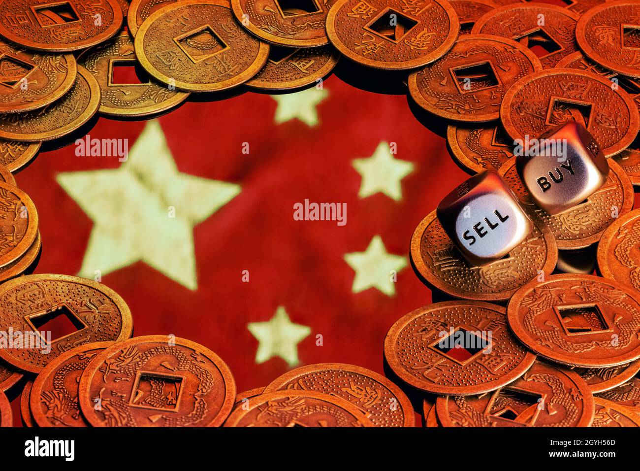 Le drapeau de la Chine entouré de pièces de monnaie feng shui.Dés avec les mots VENDRE ACHETER sur les bords.Le concept d'investissement dans l'économie chinoise. Banque D'Images