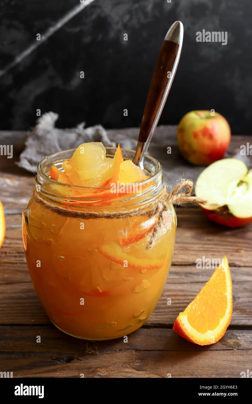 Bourrage de pomme dans un bol en verre transparent. Confiture de pommes et d'orange sur fond clair. Une délicieuse marmelade. Banque D'Images