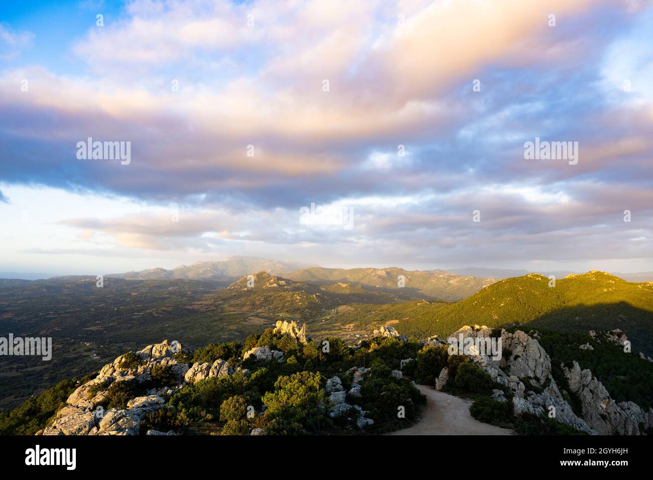 Vue d'en haut, paysage magnifique avec une chaîne de montagnes et une vallée pendant un beau lever de soleil.Vue panoramique depuis Vedetta Monte Pino, Sardaigne. Banque D'Images