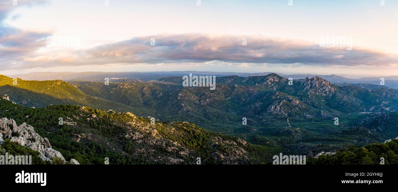Vue d'en haut, paysage magnifique avec une chaîne de montagnes et une vallée pendant un beau lever de soleil.Vue panoramique depuis Vedetta Monte Pino, Sardaigne. Banque D'Images