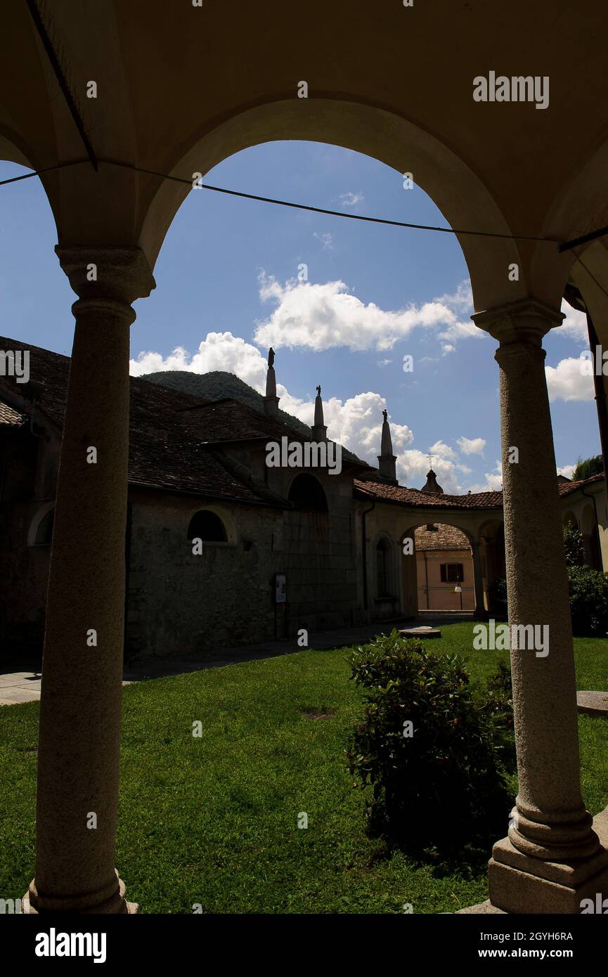 Europe, Italie, Piémont, Mergozzo, Verbano-Cusio-Ossola province,Lac Mergozzo, église paroissiale S. Maria Assunta.Portique des chapelles avec la via C. Banque D'Images