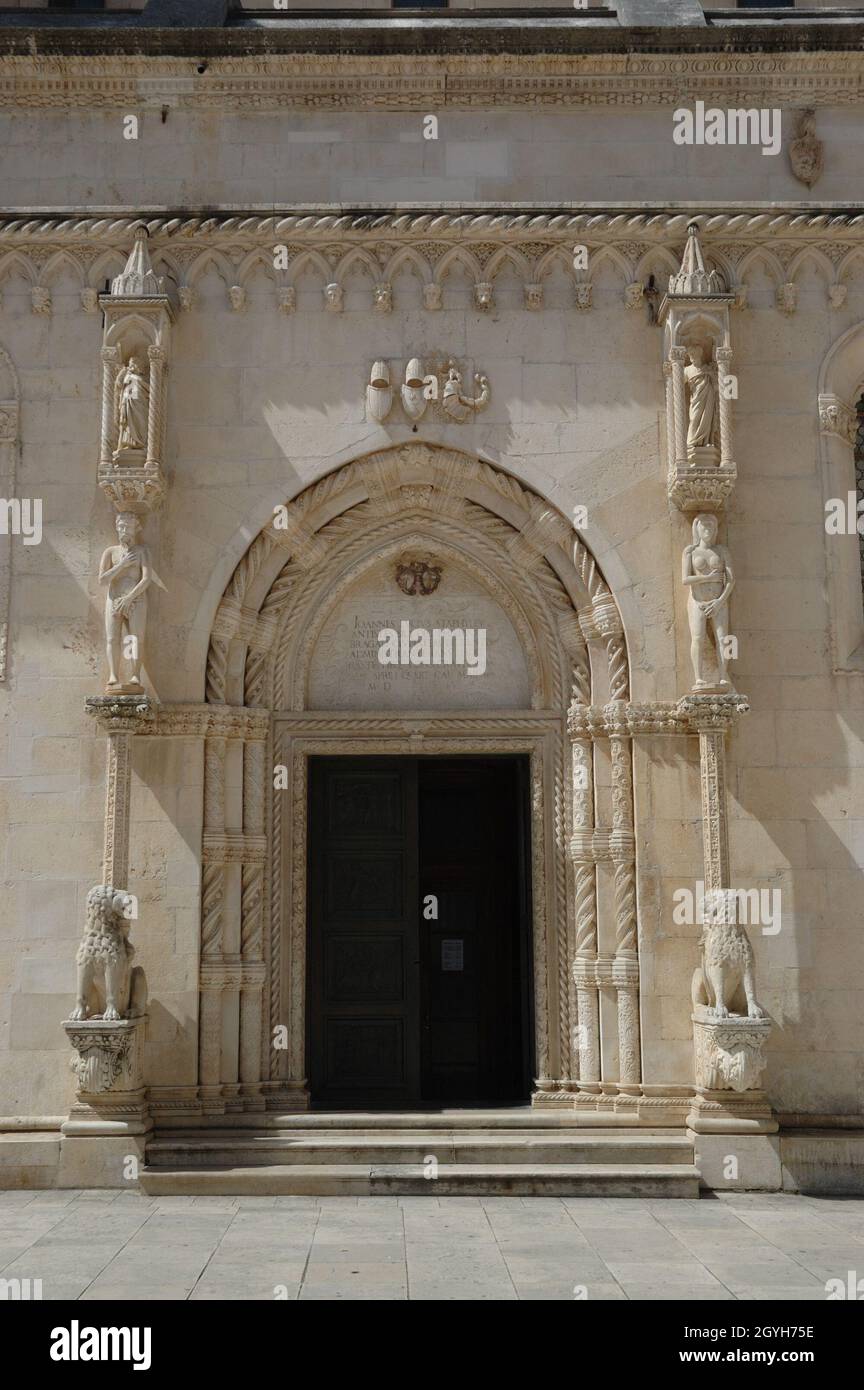 Le portail du Lion avec Adam et Eve - Cathédrale St James / Katedrala sv.Jakova - Šibenik - Vieille ville de la Dalmatie Centrale, côte Adriatique, Croatie Banque D'Images