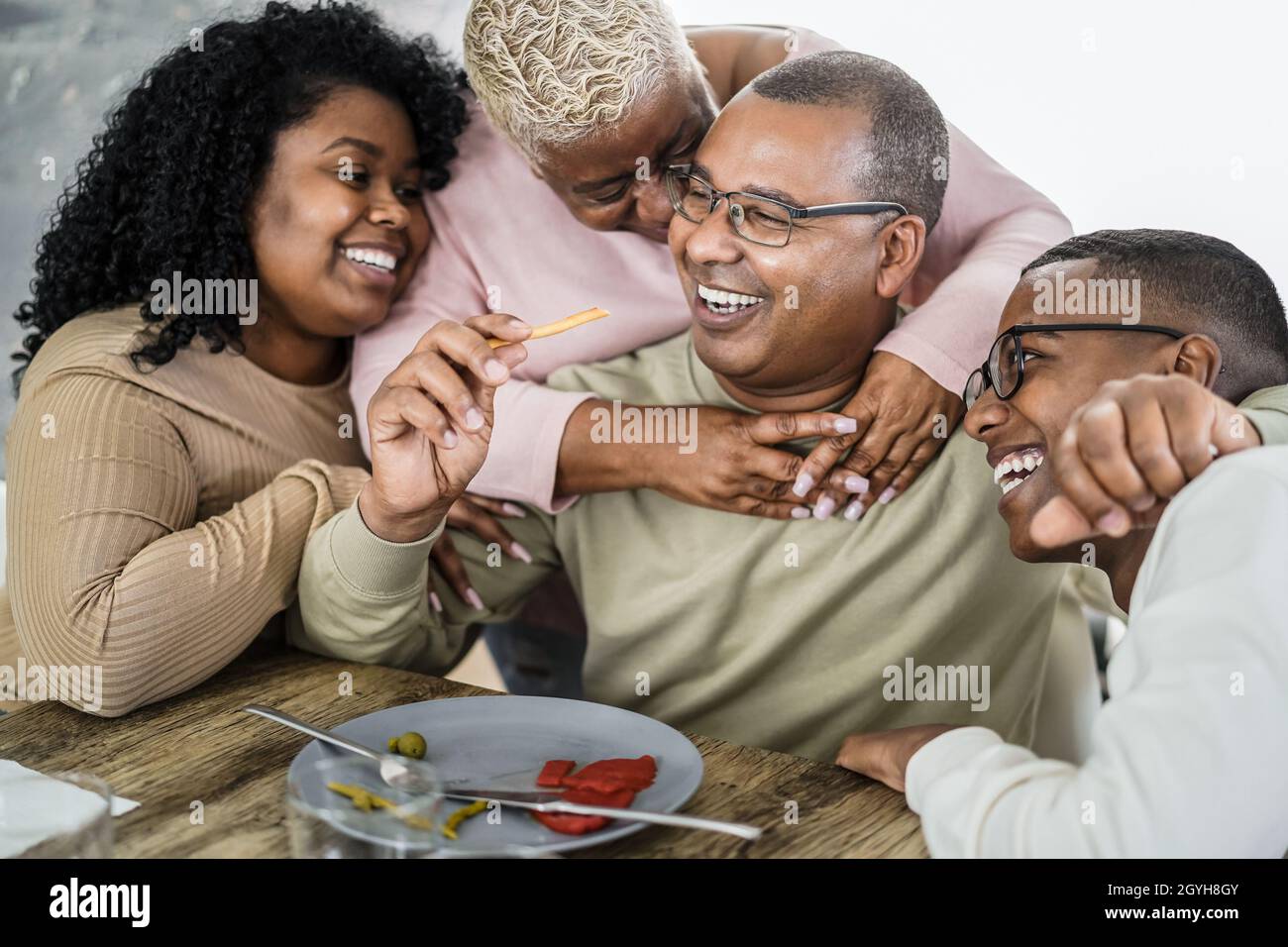 Bonne famille africaine manger le déjeuner ensemble à la maison - foyer principal sur le visage de garçon Banque D'Images