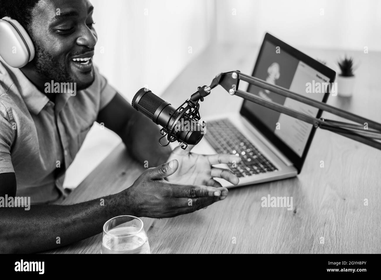 African man live streaming podcast session dans le studio à domicile - Focus sur le microphone Banque D'Images
