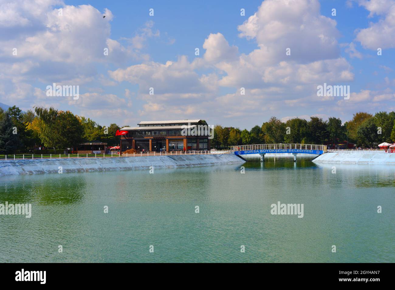 Grande piscine ornementale au parc culturel Hikmet Sahin par une journée nuageux à Inegol Bursa Banque D'Images