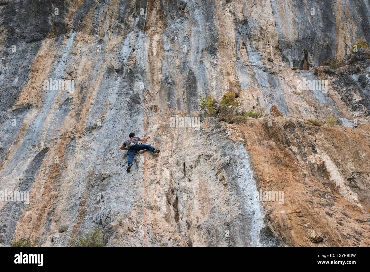 Rocchetta al Volturno,région de Molise,Italie:Un jeune homme, membre de l'association Malatesta, monte un mur rocheux près de Rocchetta al Volturno. Banque D'Images