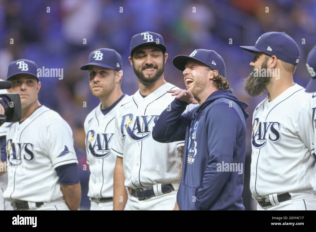 Saint-Pétersbourg, Floride.États-Unis; Tampa Bay Rays joueurs au début du match d'ouverture contre le Boston Red Sox de l'American League Division Series au tr Banque D'Images