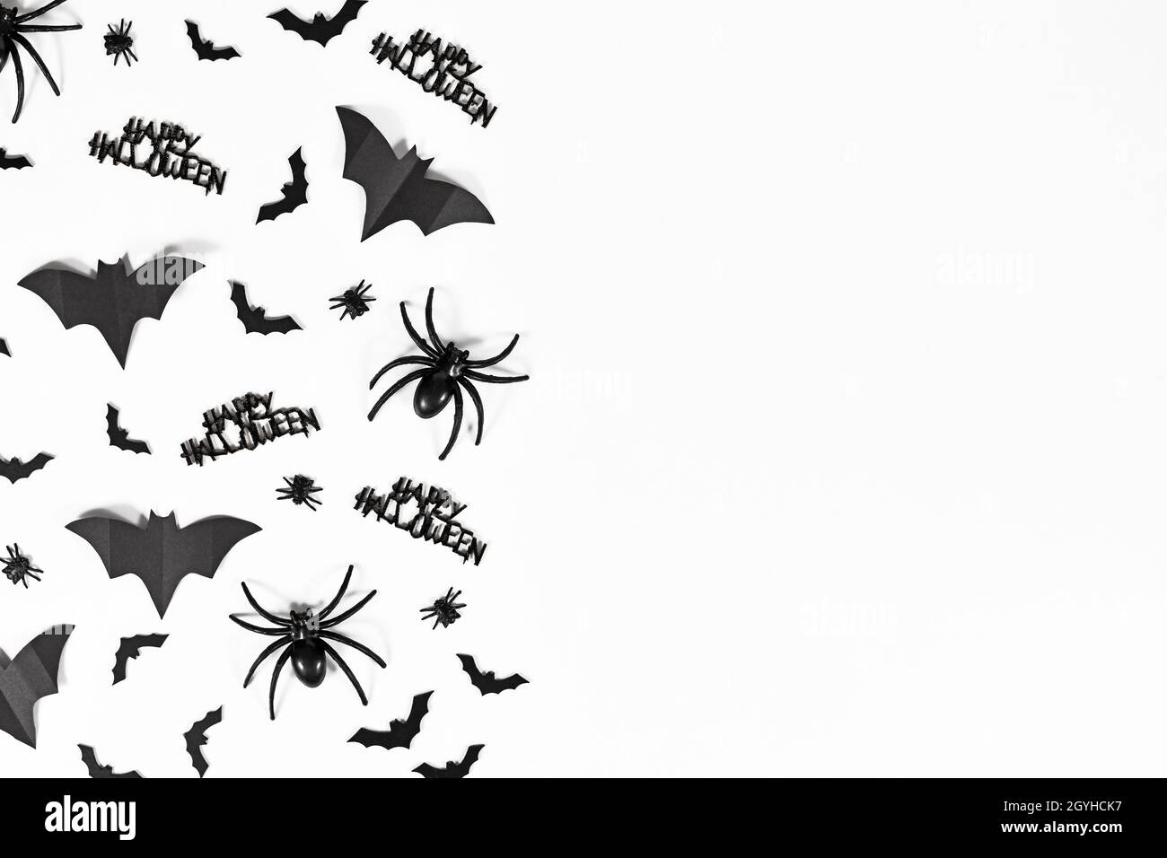 Halloween chauves-souris, araignées, mouches et texte joyeux Halloween sur le côté de fond blanc avec espace de copie Banque D'Images
